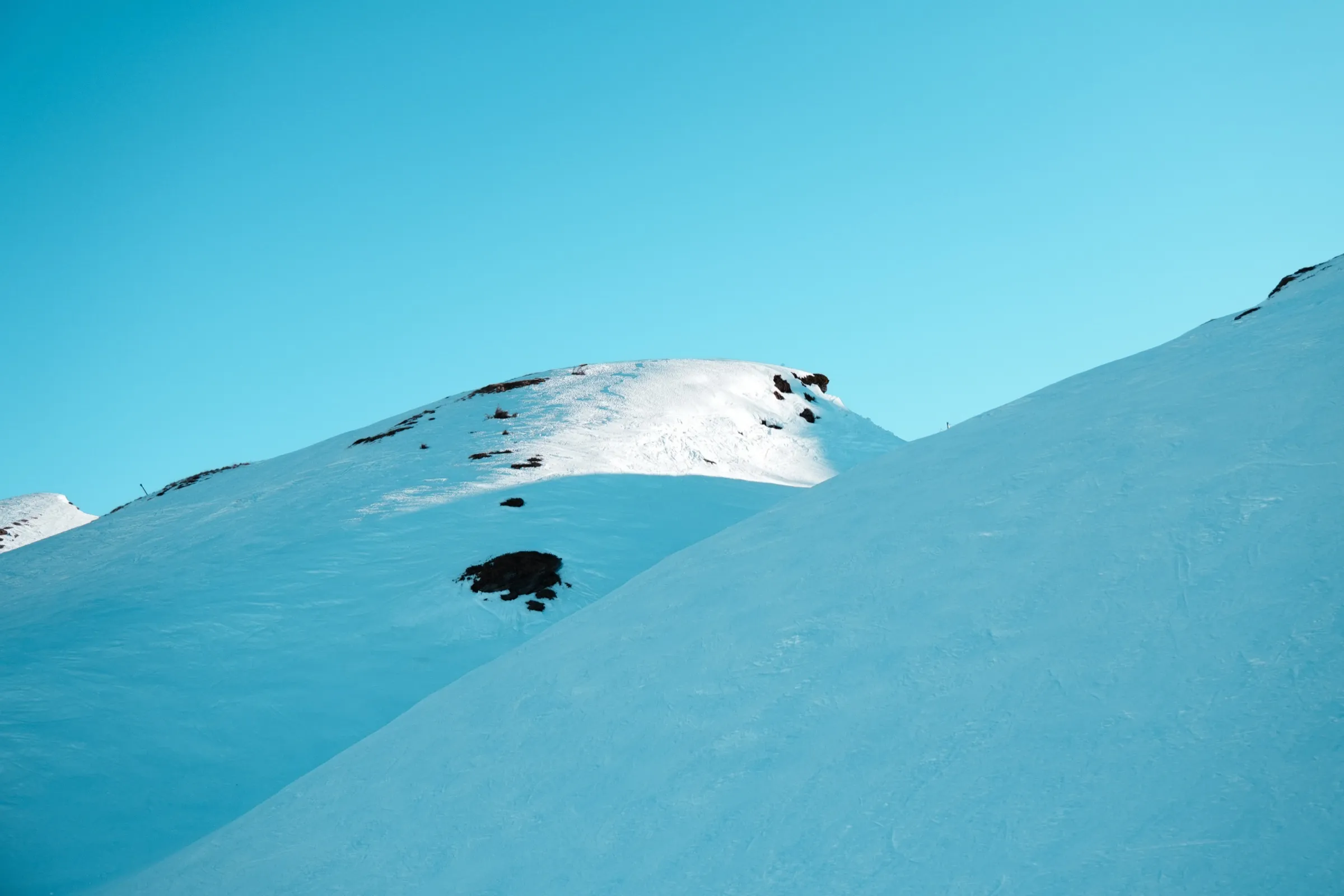 A snow-laden ridge in the Portes du Soleil under a clear winter sky.